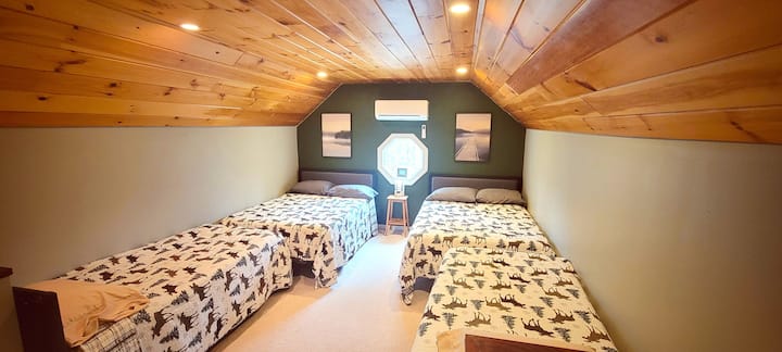 6. spavaća soba/loft – 2 bračna kreveta, 2 odvojena kreveta (3. kat)