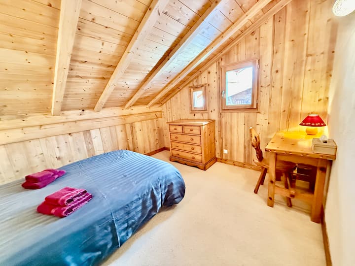 Bedroom with double bed in 140x190, access through the bedroom with individual beds - 2nd floor