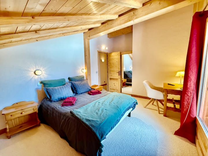 Large bedroom with double bed in 140x190, desk, TV & balcony access - 2nd floor