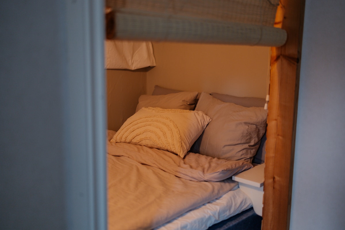 Die kleine Schlafnische unter dem Dach neben dem Flur. Sie ist gerade groß genug, dass ein Queensize-Bett (140 x 200) hineinpasst. Im Moment gibt es kein Fenster, sondern eine Öffnung mit Blick auf den Flur.