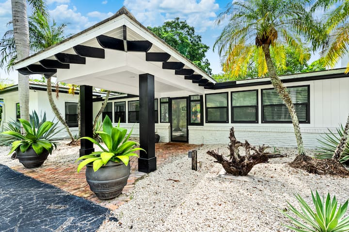 Waterfront, Tropical Pool, Pet Friendly & Gated gallery image 2