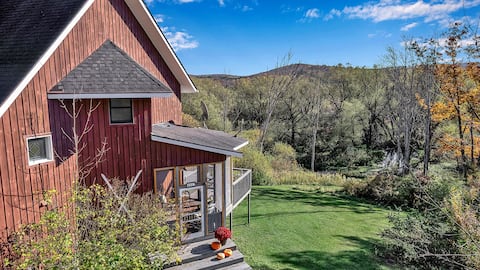 Riverbend Retreat - 8 minutes to skiing or town!