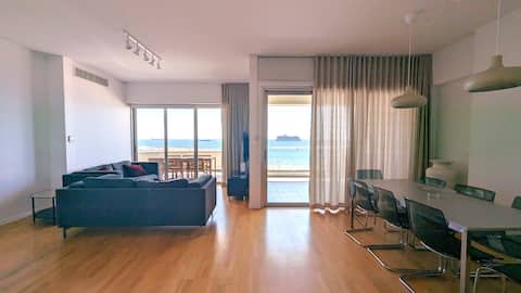 5 Star, 3 Bedroom apartment with a  Seaview