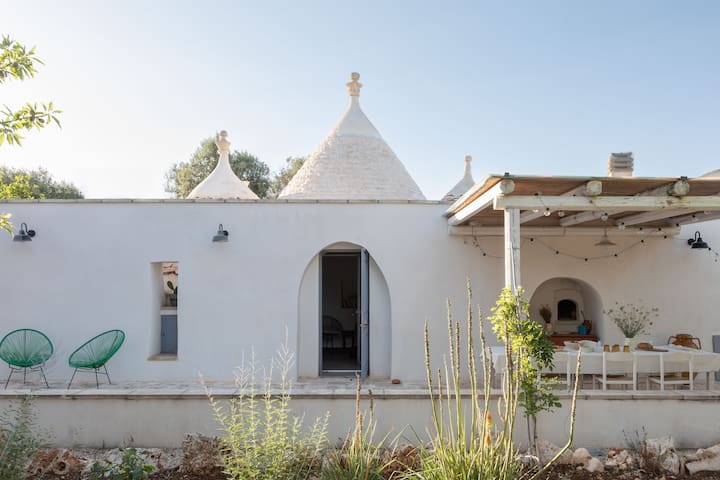 Trullo fiorone, modern comfort, garden and pool