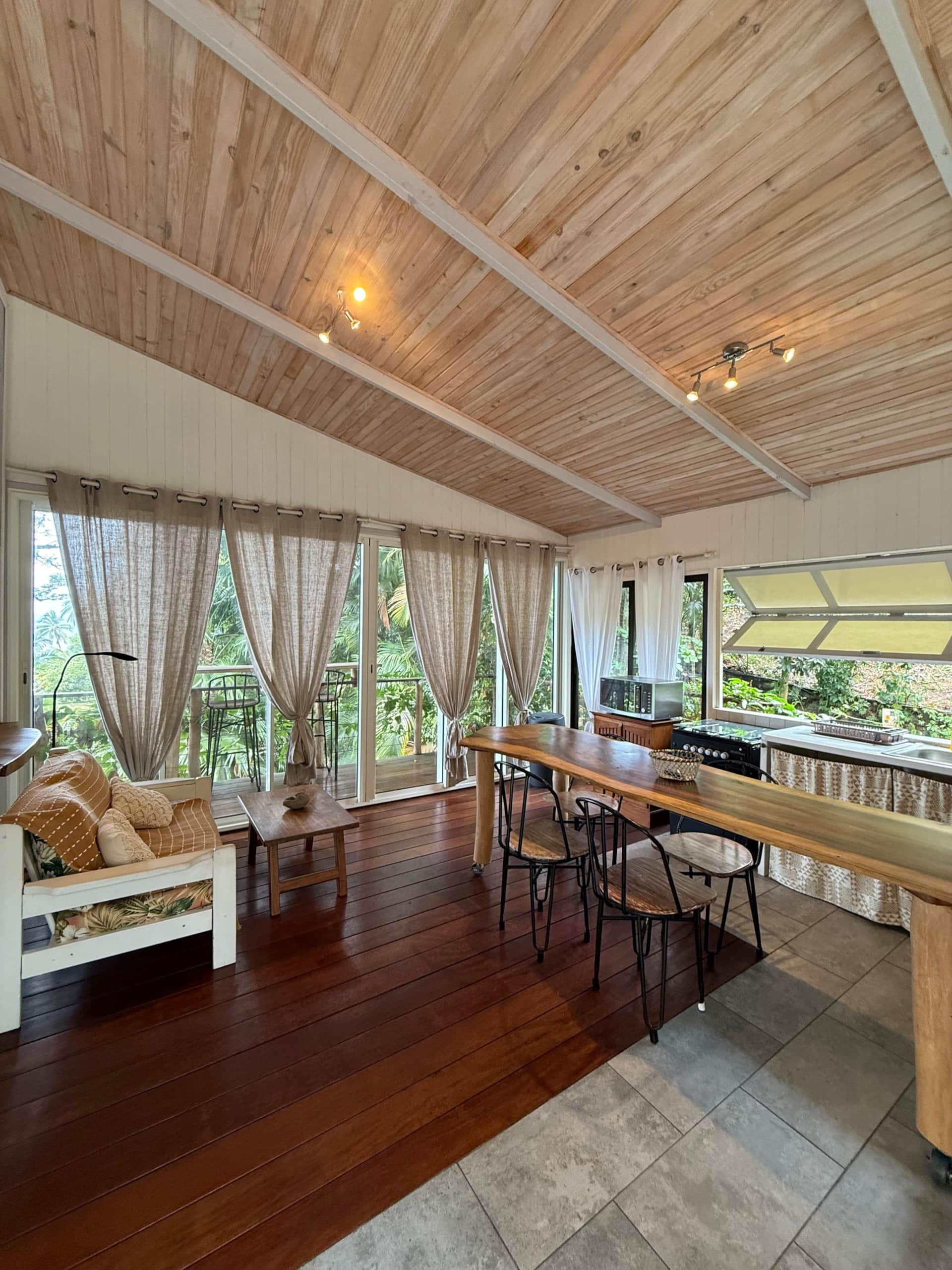 Charming bungalow with sea view Punaauia
