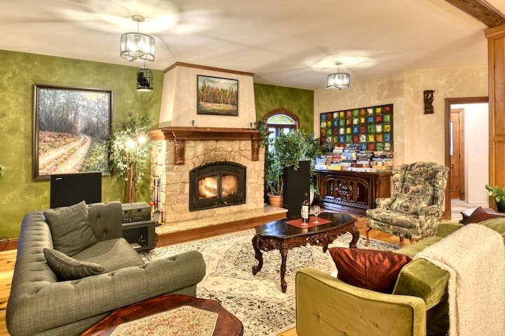 Artistic Riverfront Escape - Laurentides