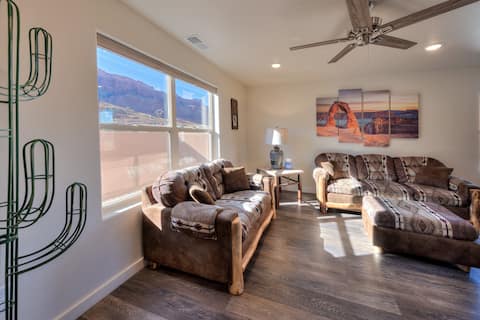 Top Airbnb: 2-BR, 2.5 BA- Views, Pool, Hot Tub, Nat'l Parks in Moab