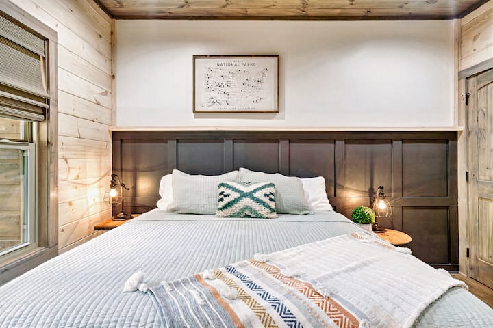 Chumba cha kulala cha kifalme kilicho kwenye ghorofa ya 1 kwenye bafu lenye beseni la kuogea.