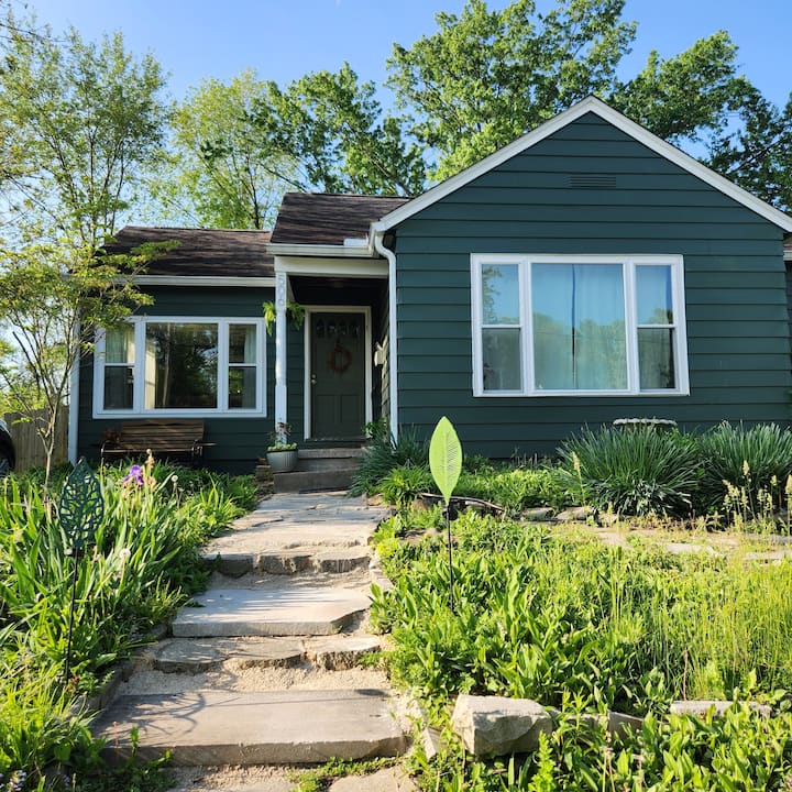 Bryan Park Family Home Away From Home! 3br/2ba - Bloomington, IN