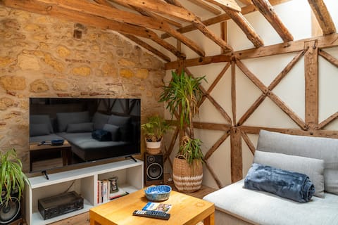 Top Airbnb: Top floor in historic home | A/C, private balcony in Campo De Ourique