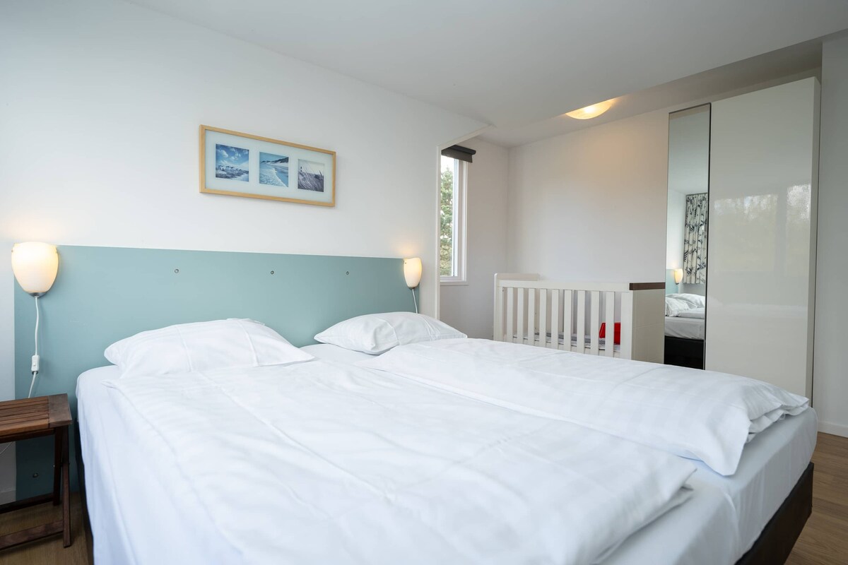 Спалня с детско креватче