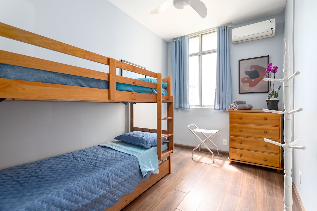 Jednolôžková izba Funcional 2 tiež na prvom poschodí. Treliche: dve lôžka a ťahacia pomôcka.