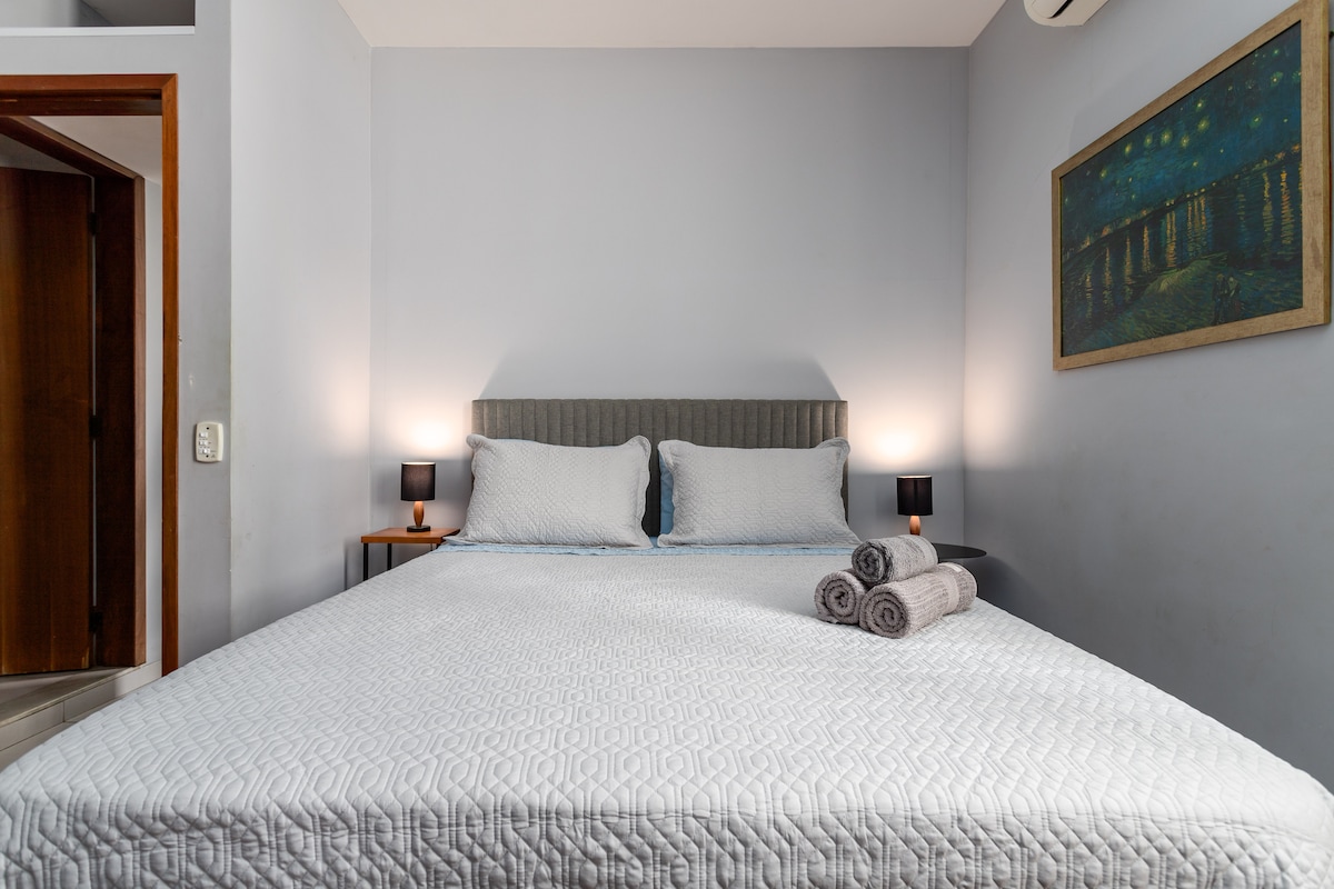 Hlavná spálňa 1 s prístupom na vlastný balkón. Na konci únavného dňa je to všetko, čo chceme. Všetky izby majú čistú posteľnú bielizeň a osušky. 