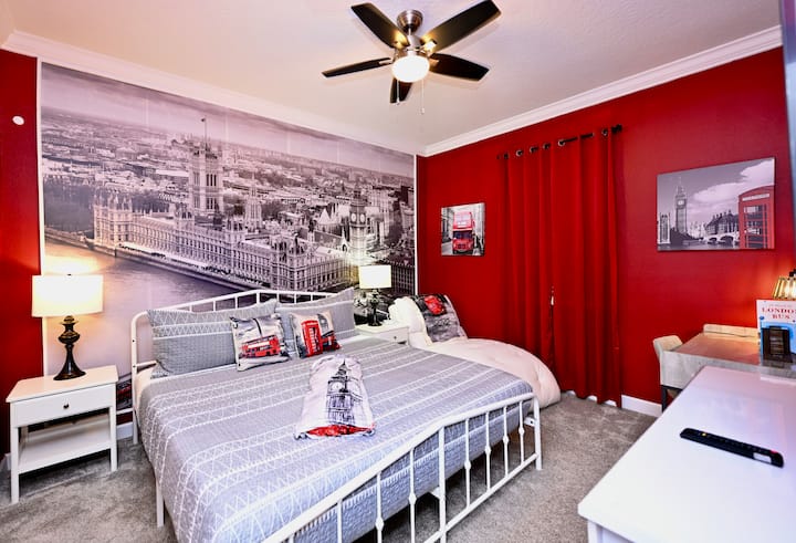 BR2 Master Suite London King:  Experience London through the aerial view of the House of Parliament,  red double decker bus and telephone booth, Big Ben.   Bed w/ award-winning firm mattress, Chaise Lounge, Desk,  smartTV, ceiling fan, private BA. 
