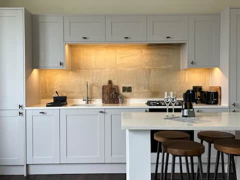 Spencer’s Luxury Apartment with Skyline Views