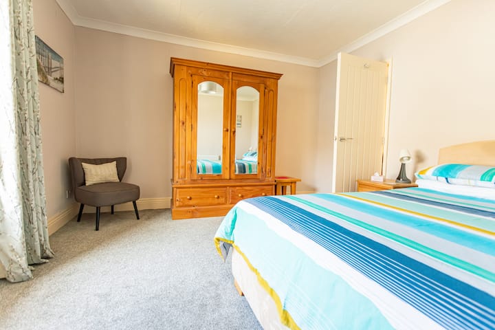 Comfortable and calming, this king-size bedroom is a peaceful space to rest after salty days on the coast.
