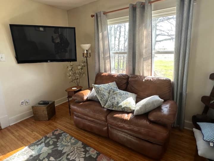 Country Farmhouse With 3 Acre Lake For Fishing - Brookfield, MO
