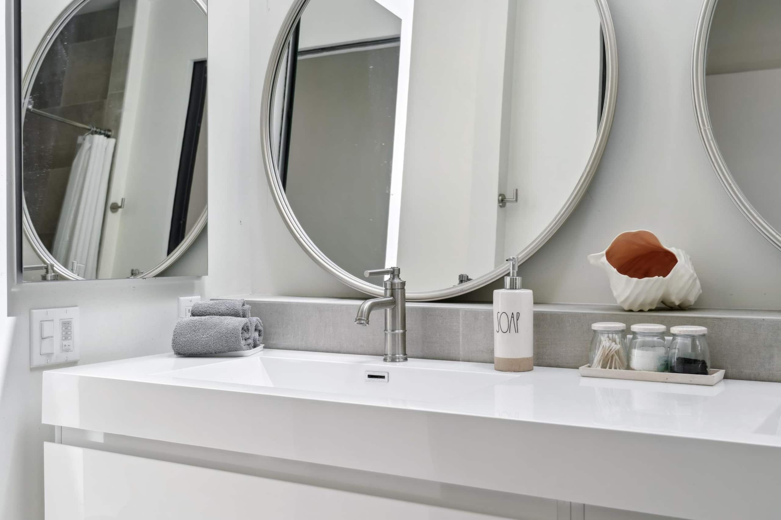 Home in San Francisco · ★4.95 · 2 bedrooms · 2 beds · 3.5 baths - Image 48