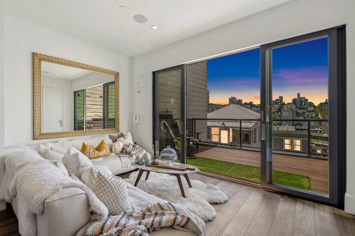 Penthouse Dream: Luxe Views in Iconic North Beach gallery image 4