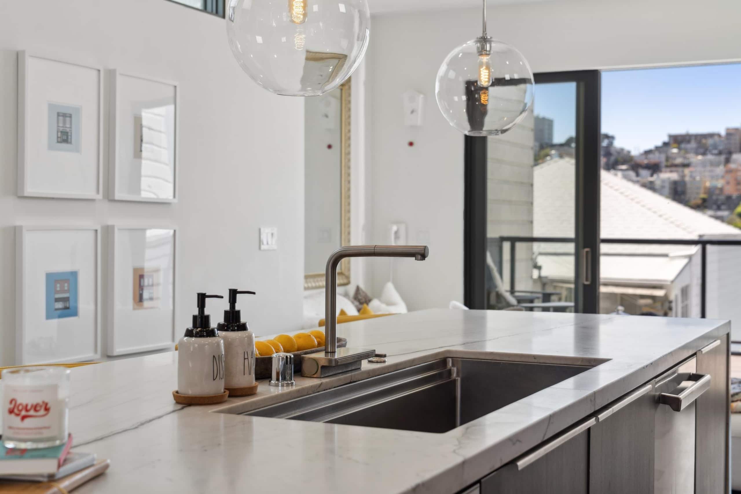 Home in San Francisco · ★4.95 · 2 bedrooms · 2 beds · 3.5 baths - Image 23