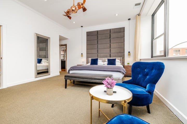 Pluche kingsize bed met traagschuimmatras en verduisterende gordijnen.