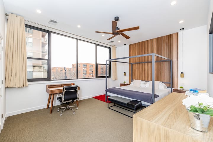 Kingsize bed met traagschuimmatras, verduisteringsgordijnen en bureauwerkruimte.