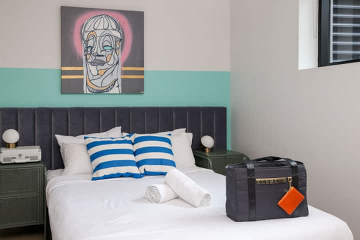 Neighbourhood By Twt Bubble 'O' Bill Queen Studio - Sydney