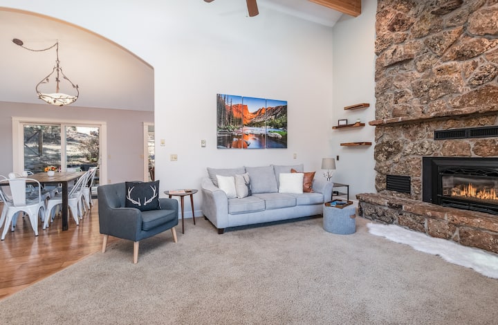 Views, Hot Tub, Fire Pit, Rec Room Near Rmnp, Town - Estes Park, CO