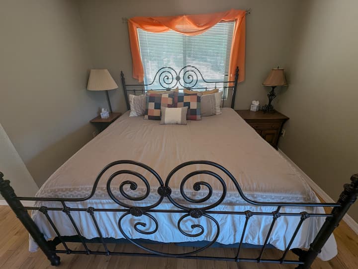 Druhá hlavná spálňa má vysokokvalitný matrac veľkosti King a drevené podlahy. 