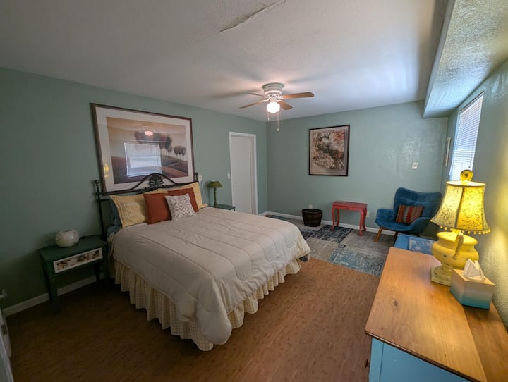 Tretia spálňa je na prvom poschodí. Toto je vysokokvalitný matrac Queen. 