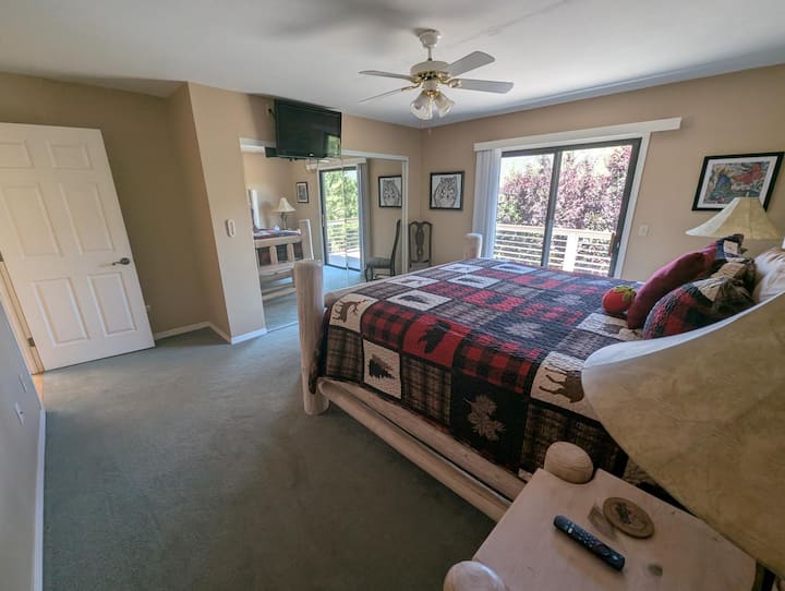 Priestranná spálňa a dostatok miesta v skrini. Z vašej izby máte prístup na terasu, ktorá obopína celý dom. 