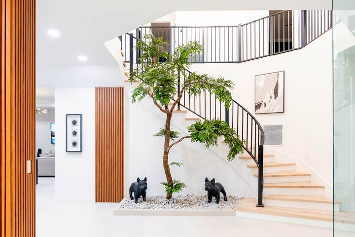 Waterfront Luxury Villa gallery image 2