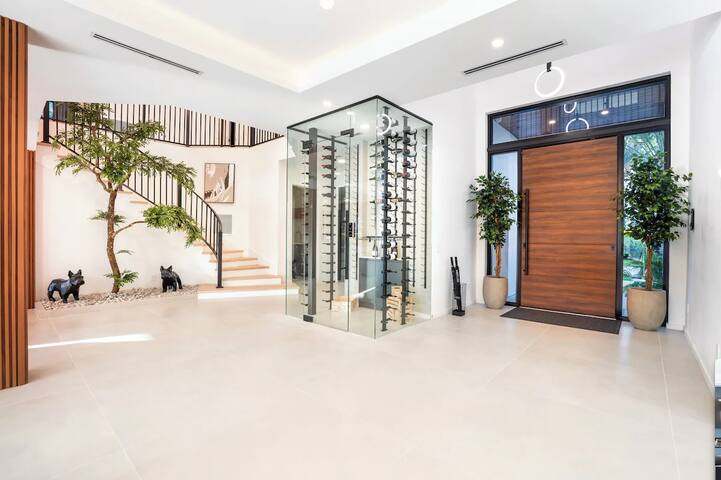 Waterfront Luxury Villa gallery image 3