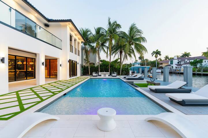 Waterfront Luxury Villa gallery image 5