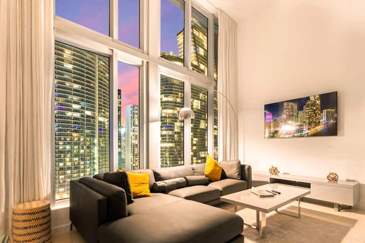 Stunning 2 Bedroom+17 Foot Ceilings & Heated Pool - Key Biscayne, FL