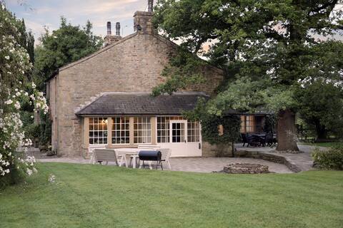 Idyllic Grade II Listed country farmhouse in AONB