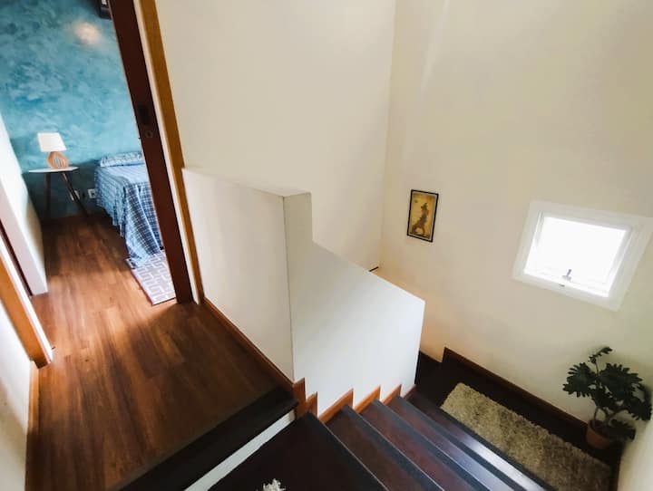 Kati i sipërm që përmban suitë kryesore me dollap , oxhak dhe banjë me vaskë me hidromasazh, hapësirë super të ndriçuar, dritare me re, që lejon hapjen e plotë dhe integrimin me natyrën. Krevat dopio "queen", ajër i kondicionuar me inverter.