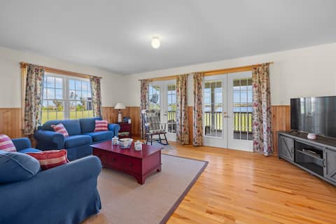 Successful Airbnb property: 4 bedroom cottage with stunning waterviews! in Kings