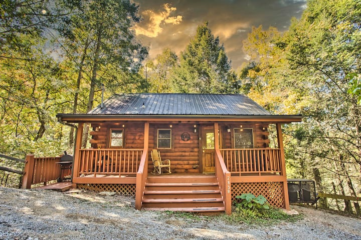 Family Cabin: Neon Arcade  Hot Tub  Top Location - Tennessee