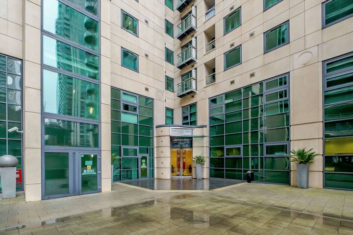 Spacious 2 bedroom in Canary Warf – River view gallery image 3