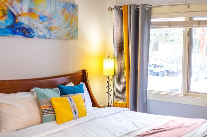 Likizo yenye utulivu iliyo na kitanda cha ukubwa wa kifalme, matandiko ya kifahari, meko ya umeme na bafu la chumbani