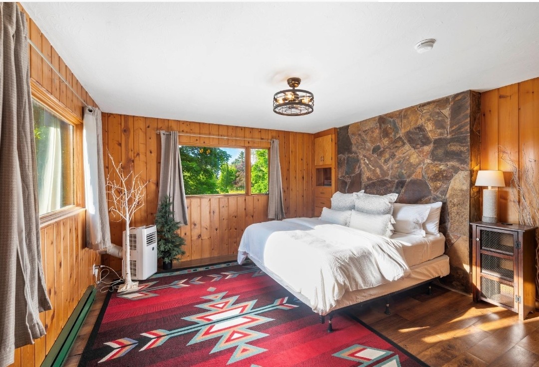 Главната спална соба е голема и опремена со брачен кревет (широк 150-179 см).