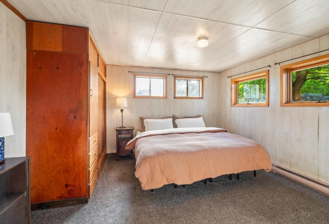 Спална соба со брачен кревет (широк 180-220 см)