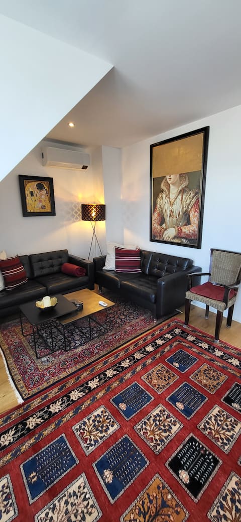 Top Airbnb: The SKY SUITE MEGA - Vienna Penthouse Suite in Favoriten