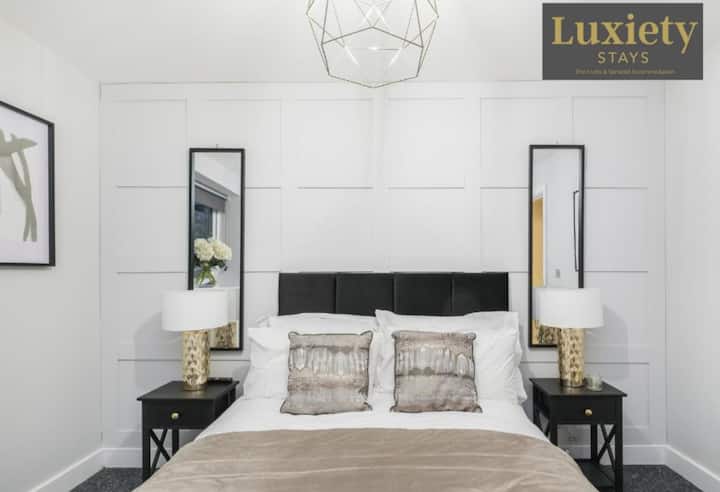 Slaapkamer bij Luxiety Stays Short Lets Service Accommodatie Southend on Sea