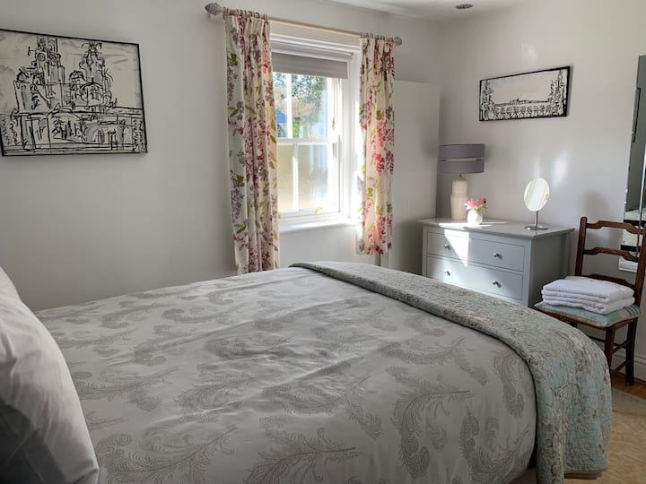 Dormitorio doble en la planta baja frente al baño 1