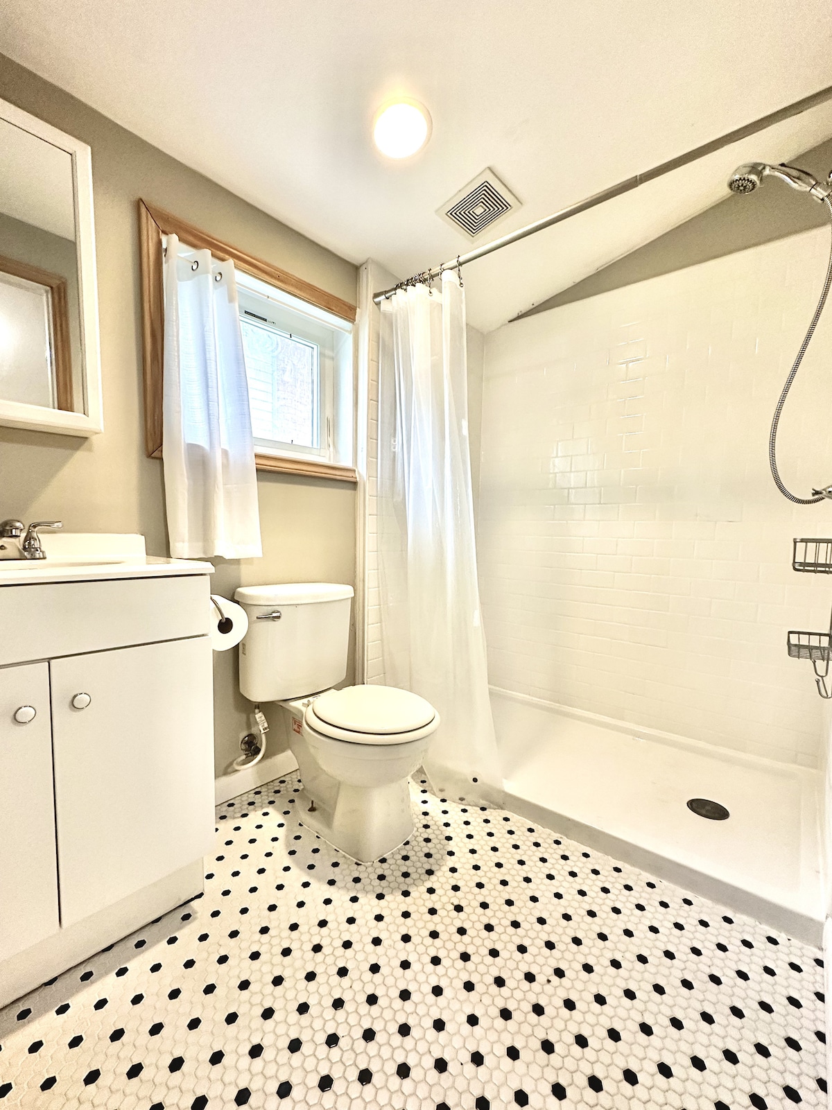 Festival & F1 Ready • Modern Loft • Free Parking