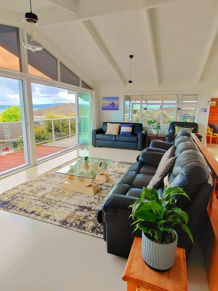 Delight In Birch - Lake View Holiday Home - Taupō