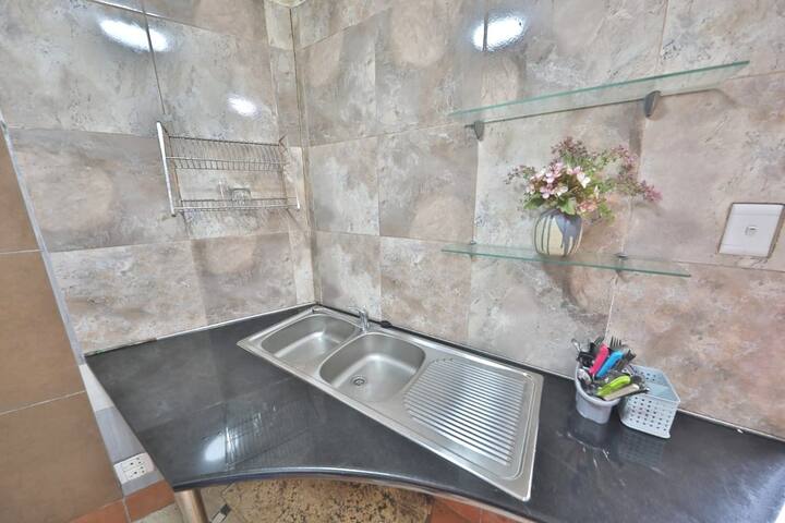 Leopard. Direct Room Access. En-suite. Aircon - Durban