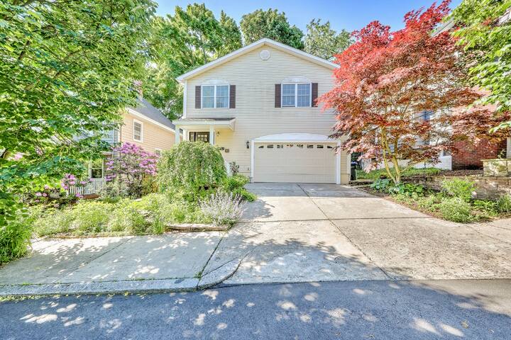 Charming home centrally located, 5 minutes walking to Wayland Square and Brown University. Yours for a long weekend to enjoy with your family. A complimentary bottle of Moet to welcome you. gallery image 2